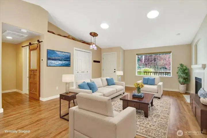 Living room (virtual staging)