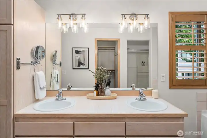Spacious double vanity with ample storage—perfect for busy mornings and everyday convenience.