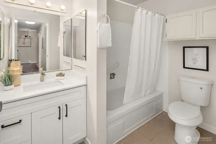 Full bath off 2nd bedroom.