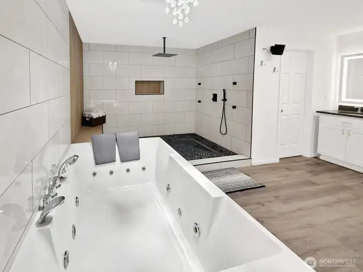 Ensuite bath with new jetted tub for 2!