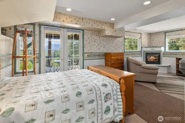 Private entrance into basement from outside. Door leading into the rest of the house is lockable.