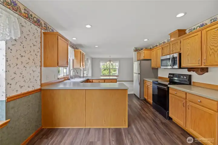 Excellent Kitchen with tons of storage and work space!