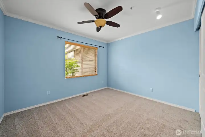 Cheery and spacious upstairs bedroom Cheery and spacious upstairs bedroom