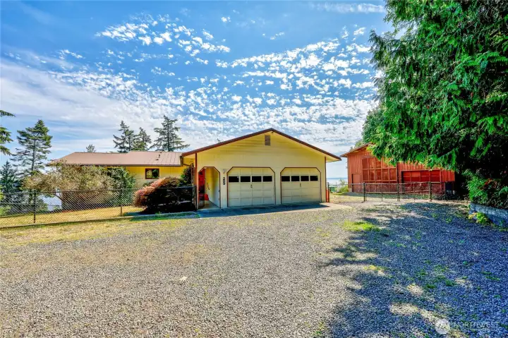 This house allows for single-story living. Large two car garage and 1120 SF shop on the right.