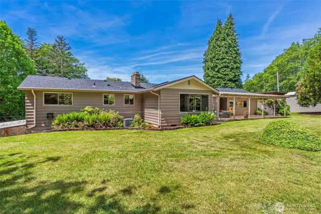 Gorgeous well-kept home in wonderful Wahkiakum...