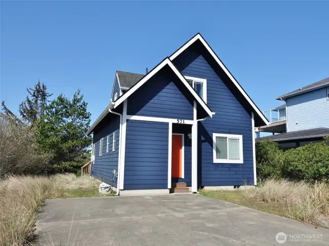 Front of the home of this beach-style cottage design.