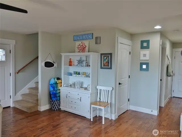 Great Room w/ "beachy" decor.