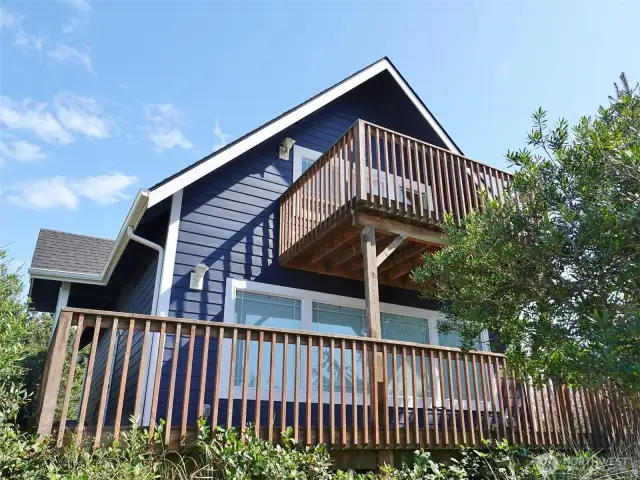 Rear view of the home.