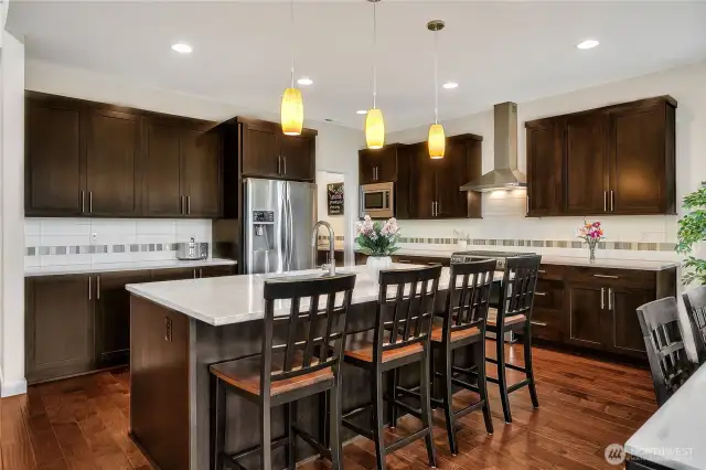 Isn't that a gorgeous kitchen