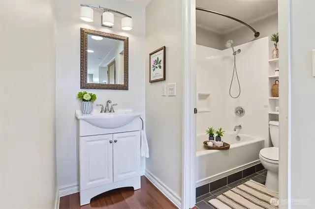 Primary en-suite bath with convenient separate vanity!