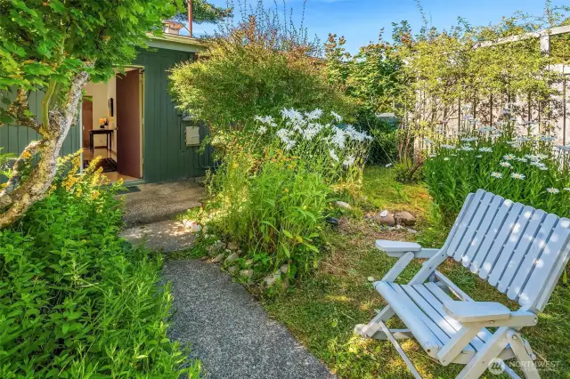 Welcome to this sweet island retreat! A great base for exploring Vashon Island and the surrounding Puget Sound and mountains. Or, write that novel.. or, work from home.. or, putter in the garden? It's all within easy reach.