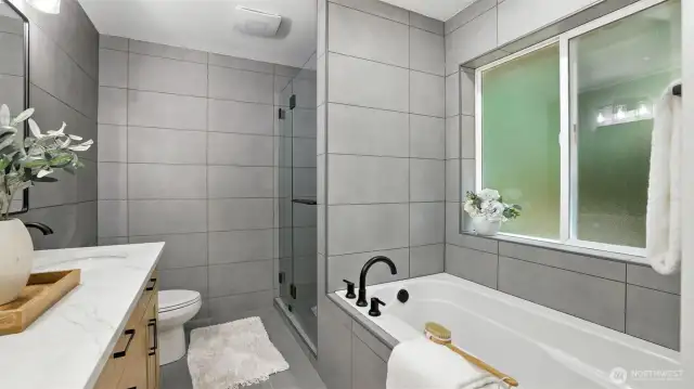 Master bath w/tub