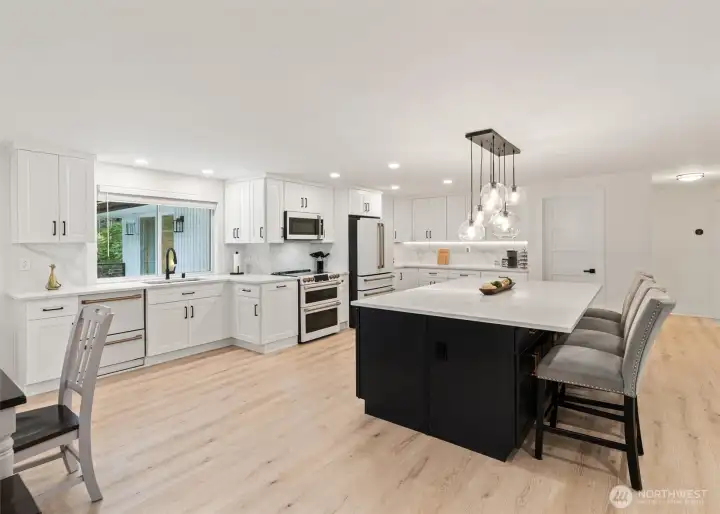 BIG island with room for everyone & extra storage.