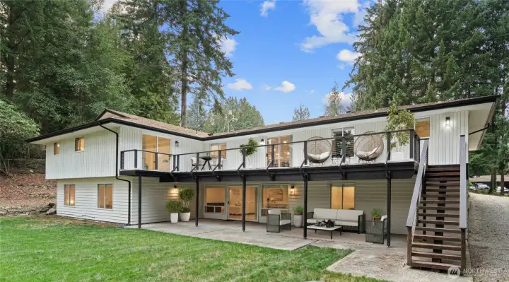 BIG deck & patio for entertaining or leisure.
