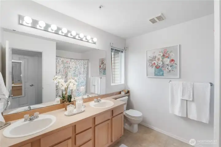 Dual sinks in full primary bath