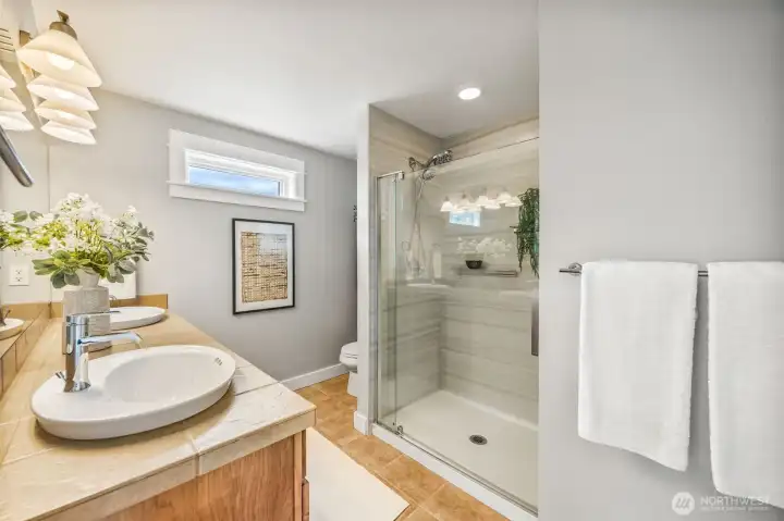 Spacious primary en-suite bath with warm finishes.