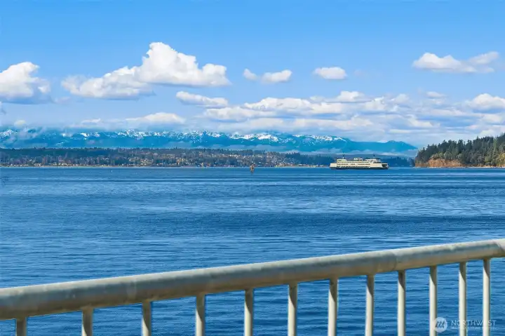 The Vashon ferry dock is mere moments away. Not a bad commute!