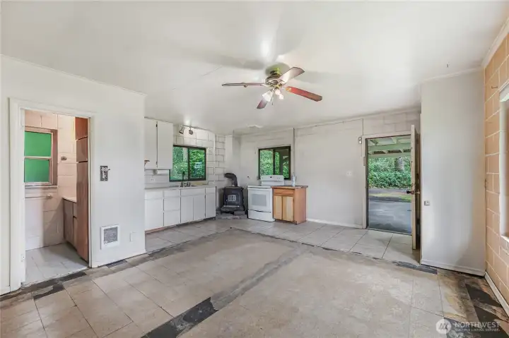 The guest cabin has electricity, a kitchen, bathroom and washer/dryer hookup.