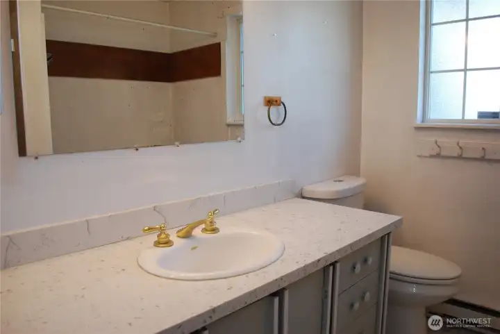 Main bathroom. Main bathroom.