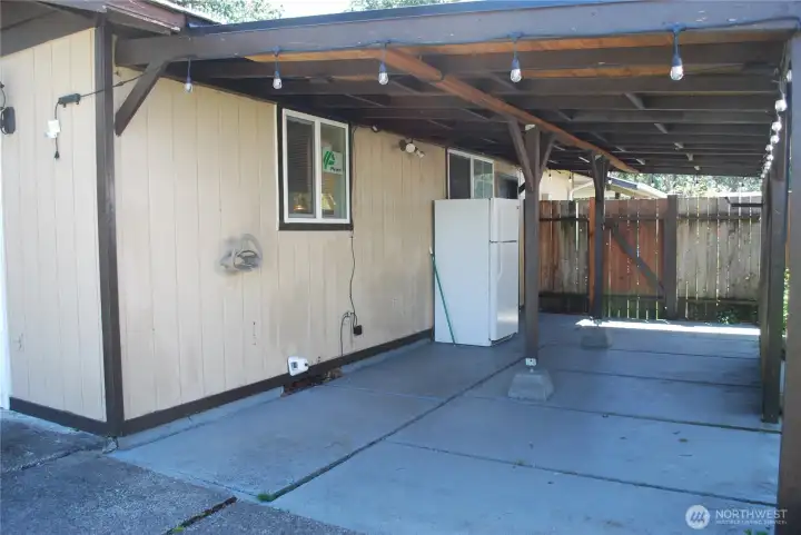 Fantastic covered patio off the family room. Fantastic covered patio off the family room.