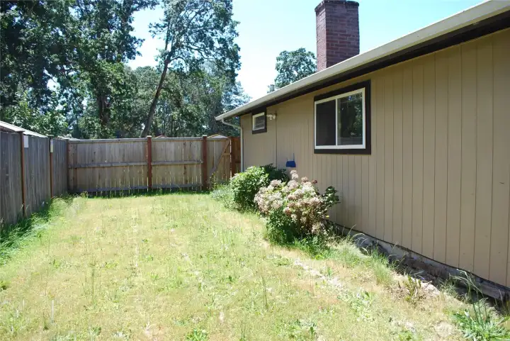 Large side yard for RV parking. Large side yard for RV parking.