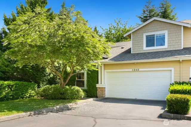 Enjoy the quiet end-unit home in Kirkland