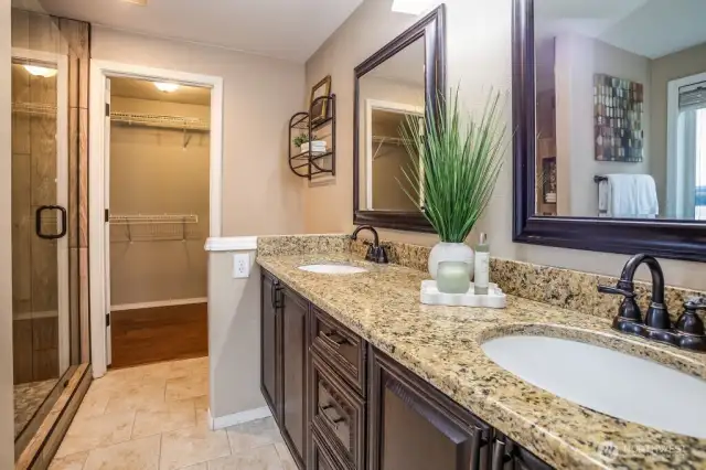 Luxurious and private! This 5 pc primary en suite is sure to please. Relax and take in the lake views while enjoying the soaking tub after a long day. So much room in this walk-in closet!