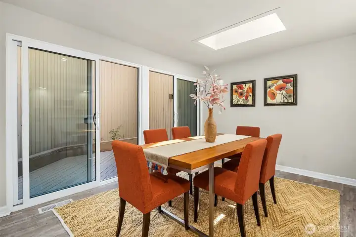 Kitchen eating / dining area. Great flex space.