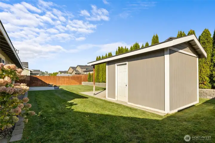 Beautifully kept yard! There is a nice sized gate from side yard to backyard too.
