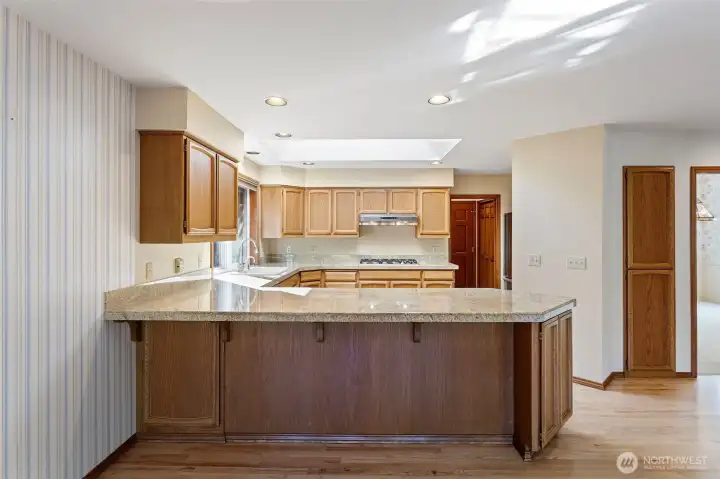 Kitchen w/Breakfast Bar