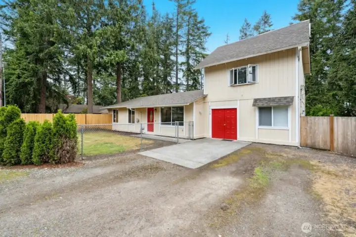 Plenty of driveway parkng space