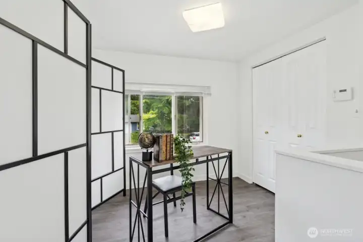 Flexable upper 3rd BR or office area