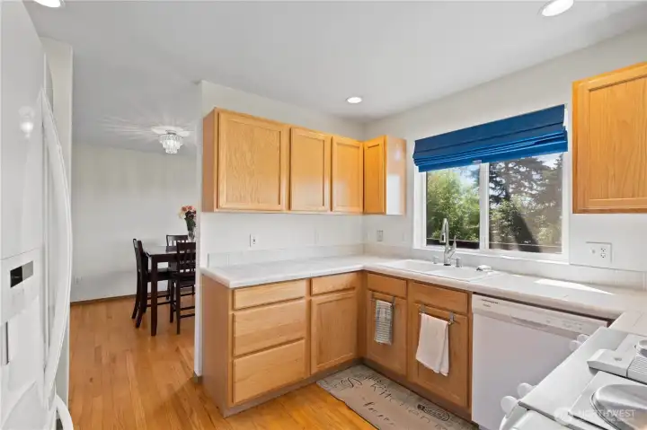 Nice kitchen space with plenty of counter space Nice kitchen space with plenty of counter space