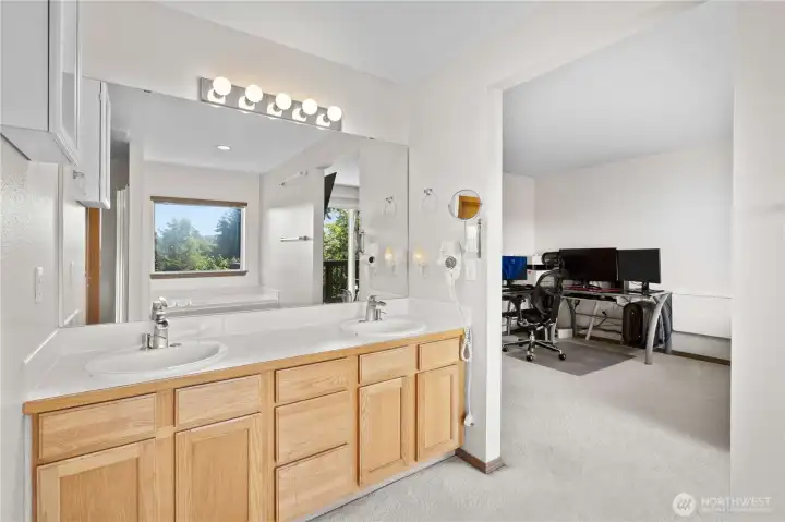 Dual sinks perfect for sharing Dual sinks perfect for sharing