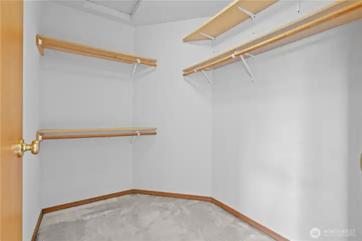 Large sized walk in closet! Large sized walk in closet!