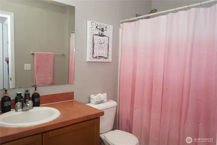 Main bathroom 2nd floor