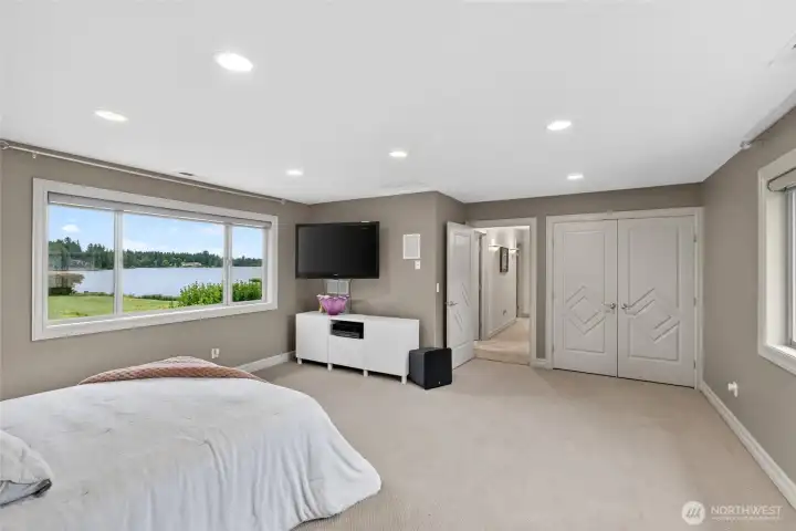Large upstairs bonus room with lake and golf course views