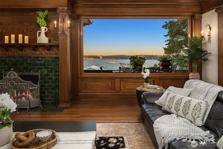 Living room with Panoramic view