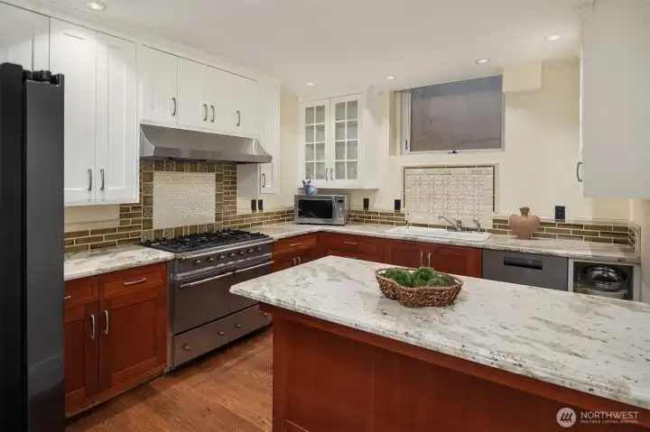 Lower-level full kitchen
