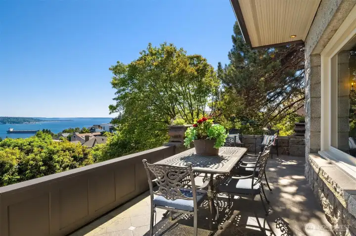 Outdoor entertaining patio