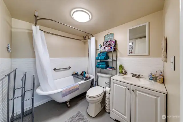 Downstairs Unit/Full Bath