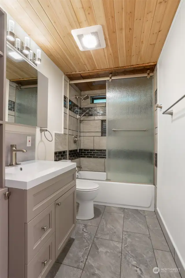 Remodeled hall full bathroom.