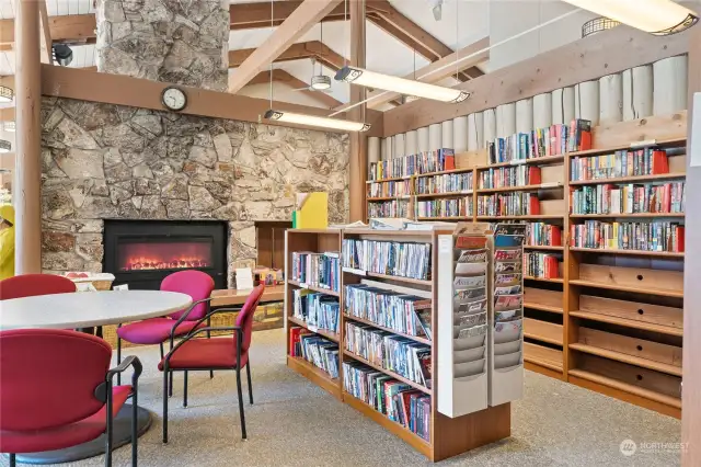 Library in multipurpose clubhouse w/free wi-fi.