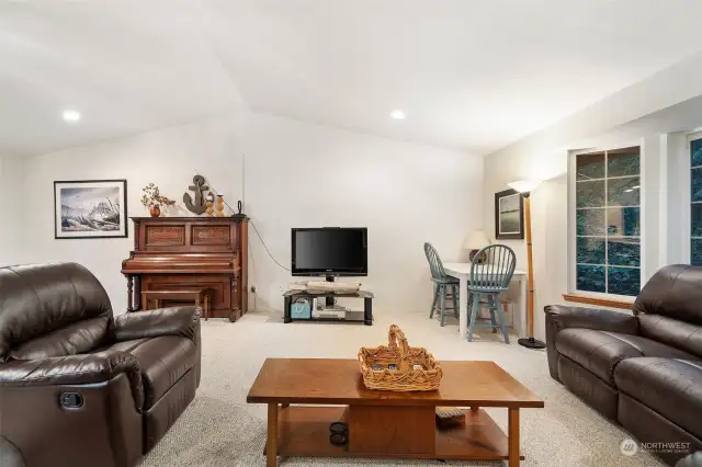 Living room w/bay window