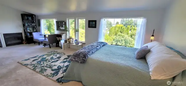 Relax into garden-view bliss in this airy upstairs guest suite, where sunlight pours through picture windows and the leafy backdrop creates a living work of art. With a cozy fireplace, stylish reading nook, and soft coastal palette, it’s a refined retreat that captures Nahcotta’s tranquil spirit.