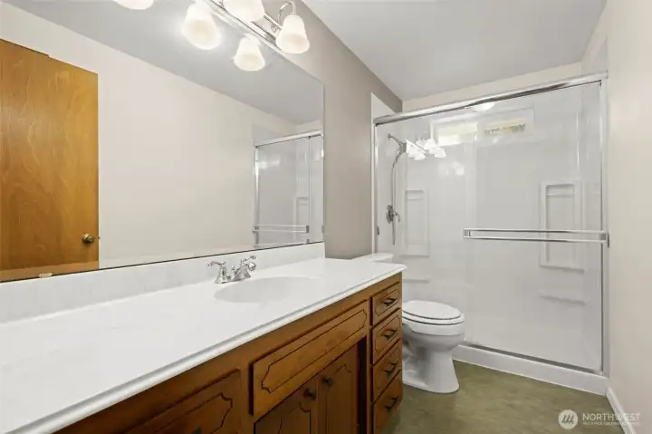 Full bath for guests and bedrooms
