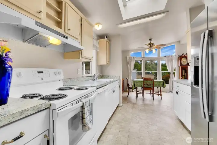 Look at this bright, beautiful kitchen!