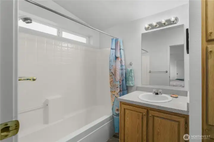 Ensuite Full Bathroom