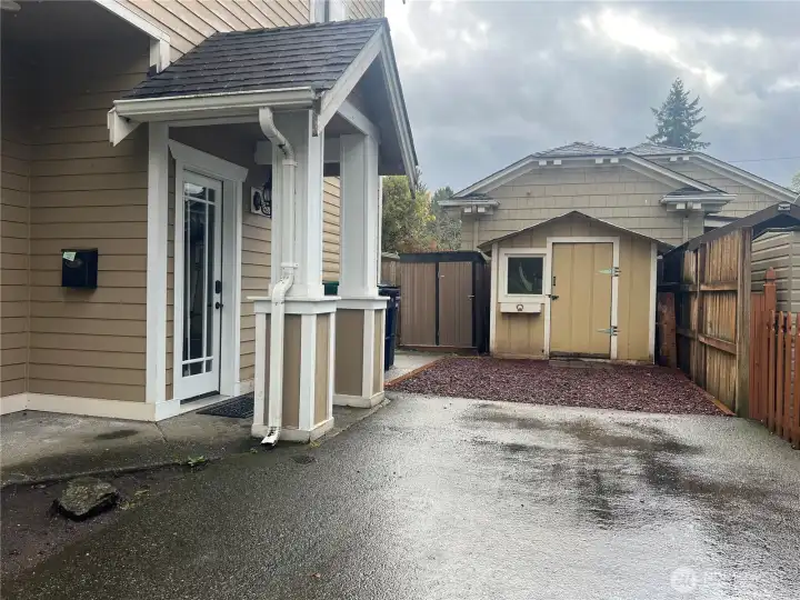 Side of house w/driveway