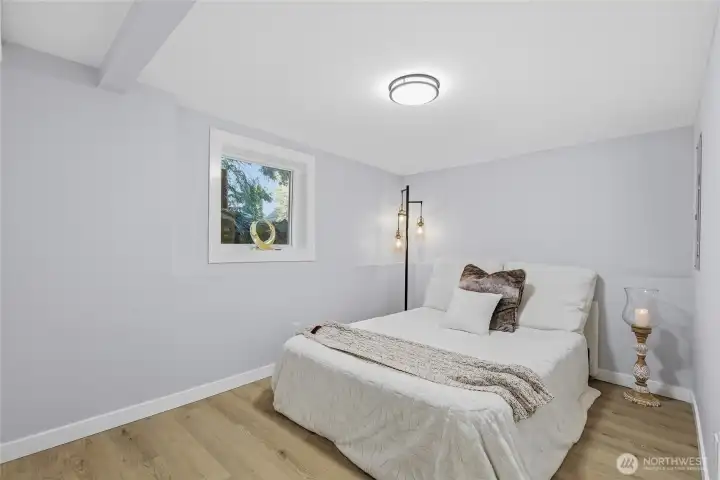 second bedroom with closet